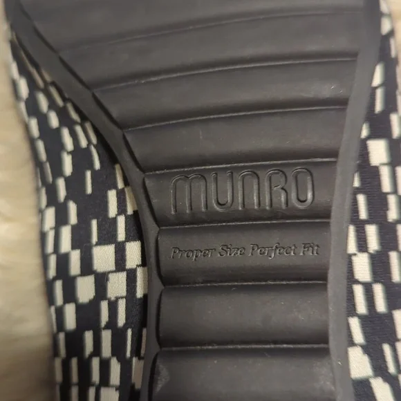 Munro Black and White Geometric Flats Sz 8 - Picture 5 of 7